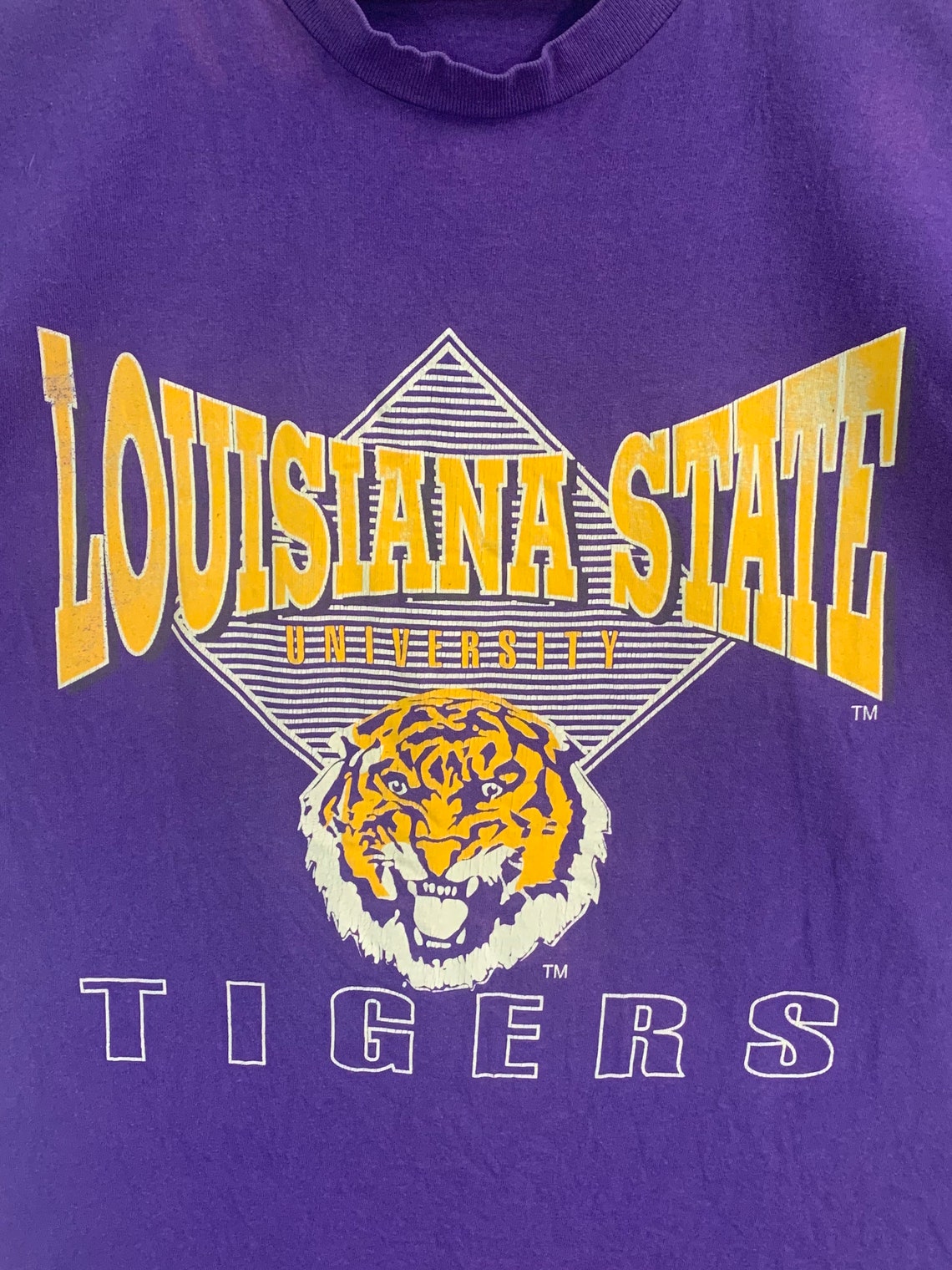Vintage 90s Louisiana State University Tigers NCAA Basketball Team T.Shirt