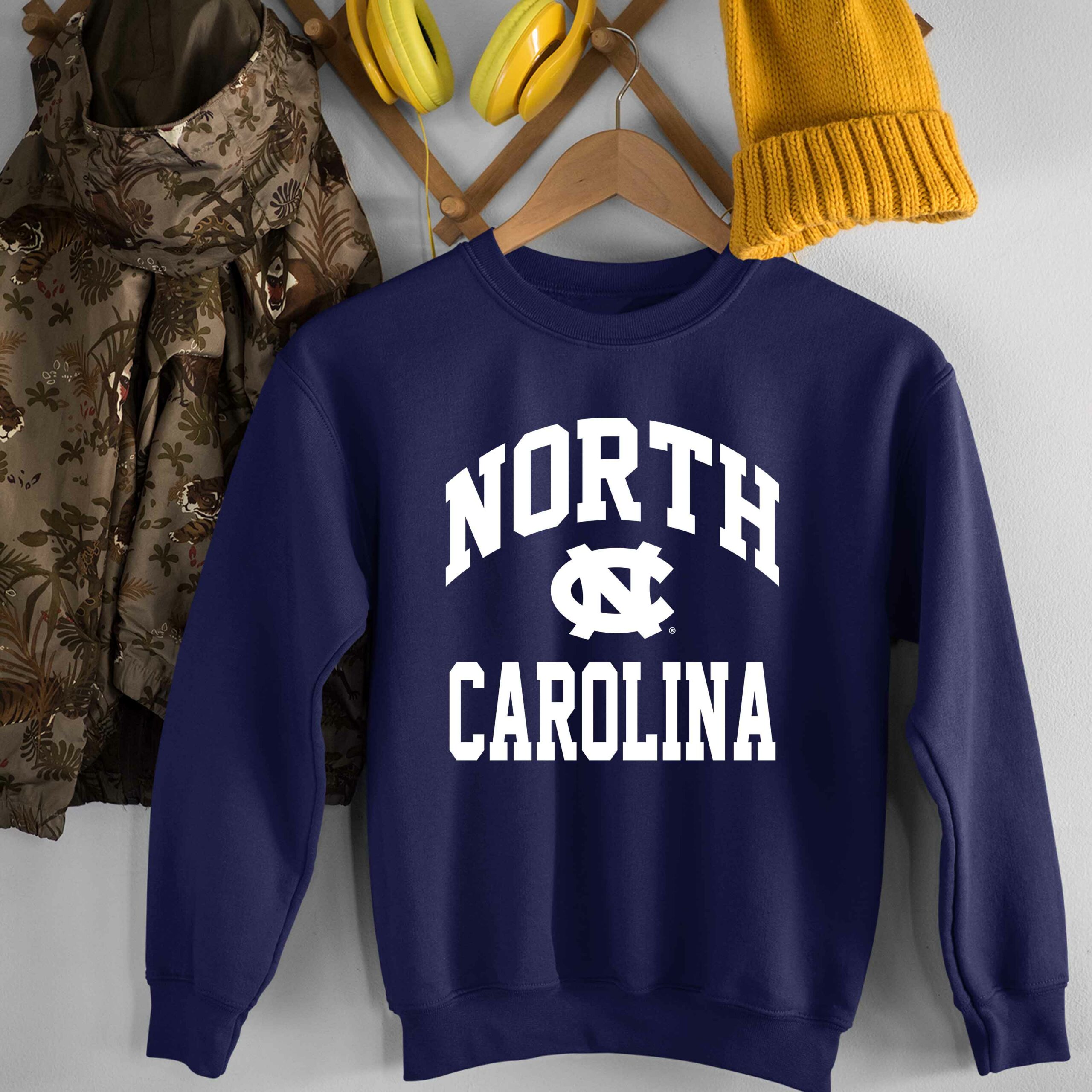 Style 90s University of North Carolina Crewneck Sweatshirt Printed Spell Out Big Logo
