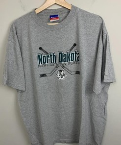 Und Fighting Sioux T-Shirt Sweatshirt Pullover Hoodie Reprinted Full Color Full Size Gift For NCAA Fans