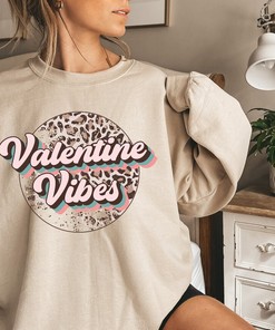 Valentine Vibes Sweatshirt, Womens Cute Valentine Shirt, Cozy Love Sweatshirt, Women Valentine Sweater, Funny Valentine Gift for Her