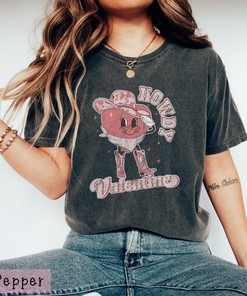 Vintage Howdy Valentine t-shirt Retro Cowboy Heart T-shirt Cute Vintage Valentine Tshirt Trendy Valentine's Gift Shirt