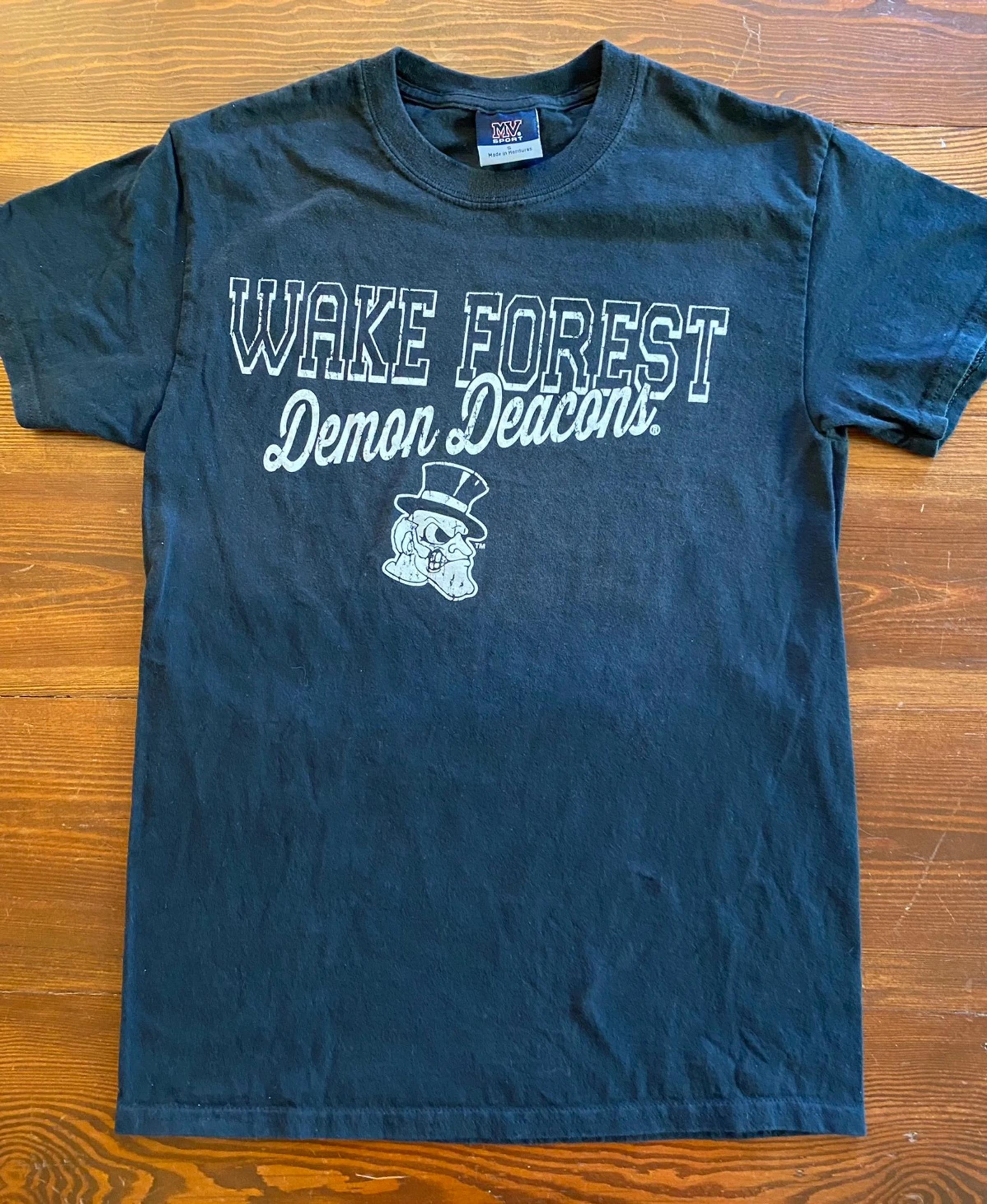 Vintage Style 90’s Wake Forest Demon Deacons T-Shirt Hoodie Sweatshirt Full Size Gifts For Fans