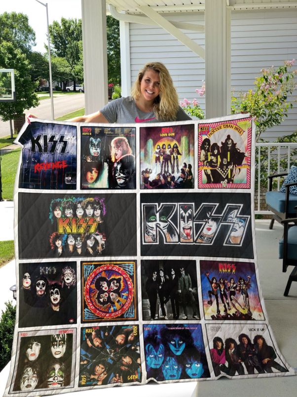 Favorites Kiss For Fans Quilt Blanket