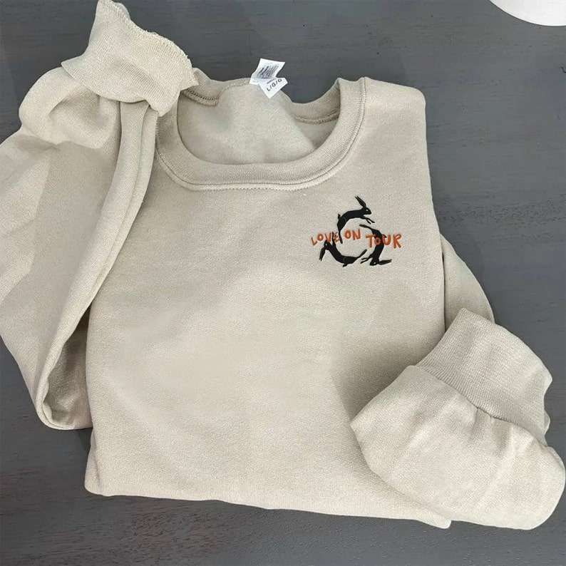 Harry 2022 Love On Tour Bunnies Embroidered Cropped Cream T-Shirt