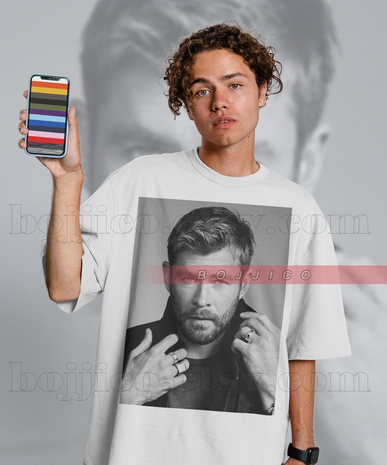 Chris Hemsworth Vintage Shirt, Photo Chris Hemsworth Fan Tee, Chris Hemsworth Gift For Fan - Image 3