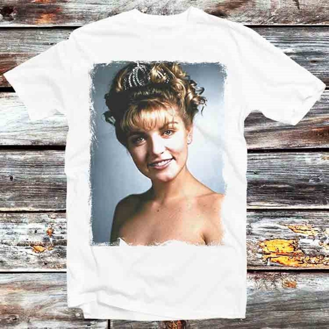 Laura Palmer Fire Walk With Me 80s T-Shirt - Stylish and Vintage Gift for Anime Lovers and Fans of Twin Peaks