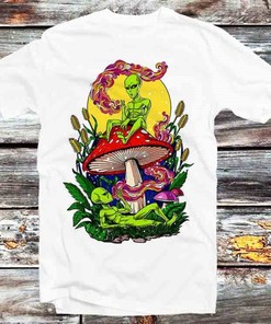 Magic Mushrooms Aliens Tee - Great for Psychedelic Lovers, Retro Cartoon Anime T-Shirt