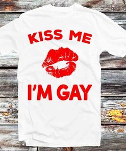 Vintage Retro LGBT Kiss Me I'm Gay Party Celebration Tee - Cool Gift Idea for Anime Fans