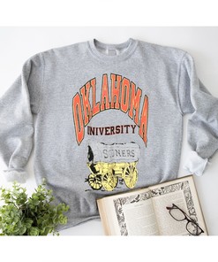 Vintage 90S Oklahoma Sooners Sweatshirt - University of Oklahoma Spell Out Sweater for Fans