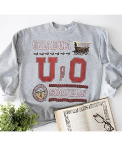 Vintage 90S Oklahoma Sooners T-Shirt - Spell Out Logo Crewneck Tee for Fans