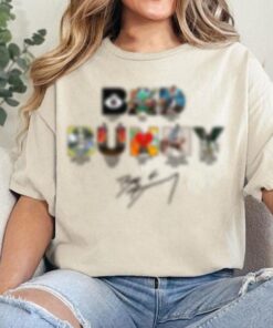 Reggaeton Lover's Tee: "Debí Tirar Más Fotos" Latin Music Graphic Shirt